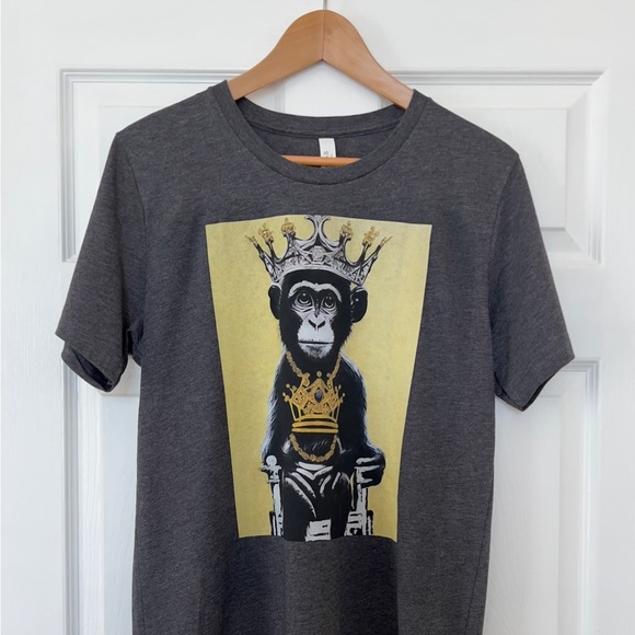 Unisex Graphic T-Shirt Monkey Wearing a Crown Sitting on a Throne, S-3XL - Picture 2 of 3